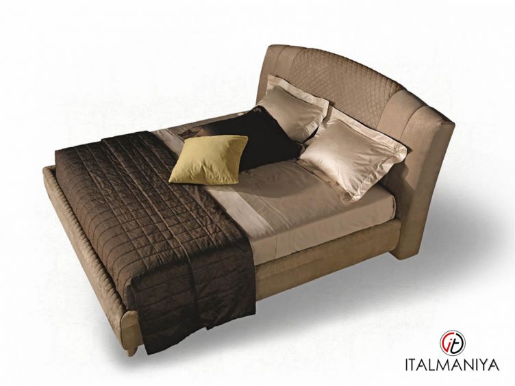 Фото 1 - Кровать Red carpet фабрики Malerba из массива дерева в обивке из ткани в современном стиле