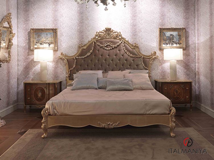 Фото 1 - Кровать Prestige с резным изголовьем фабрики Medea из массива дерева в обивке из ткани в классическом стиле