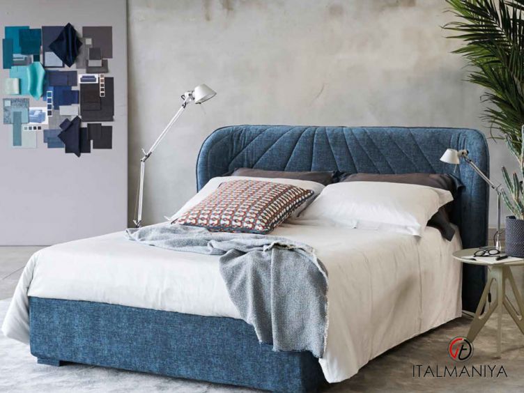 Фото 1 - Кровать Victoria фабрики Milano Bedding из массива дерева в современном стиле