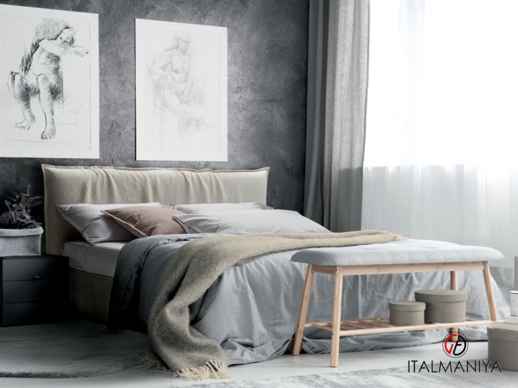 Фото 1 - Кровать Naxos фабрики Milano Bedding из массива дерева в обивке из ткани в современном стиле