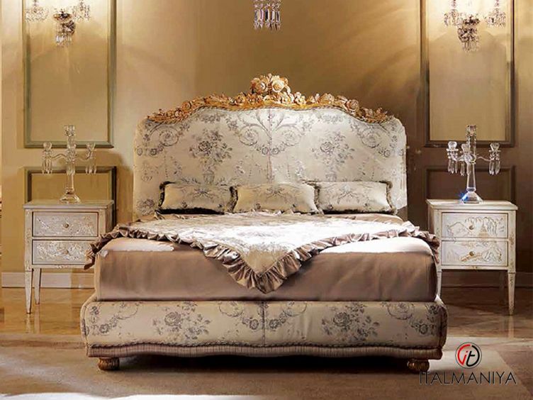 Фото 1 - Кровать Bonanomi фабрики Zanaboni из массива дерева в обивке из ткани в классическом стиле
