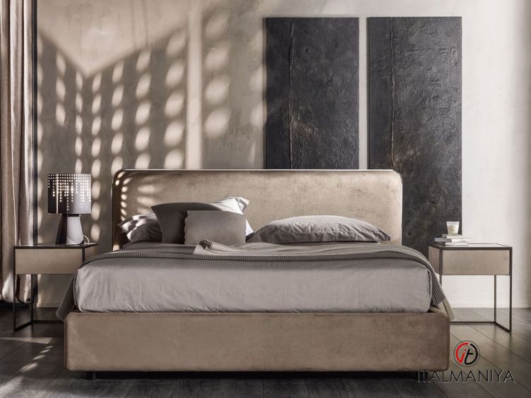 Фото 1 - Кровать Elvis фабрики Cantori из массива дерева в обивке из ткани в современном стиле
