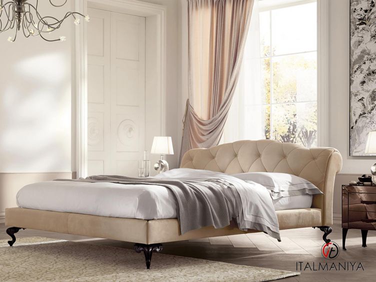 Фото 1 - Кровать George фабрики Cantori из массива дерева в обивке из ткани в классическом стиле