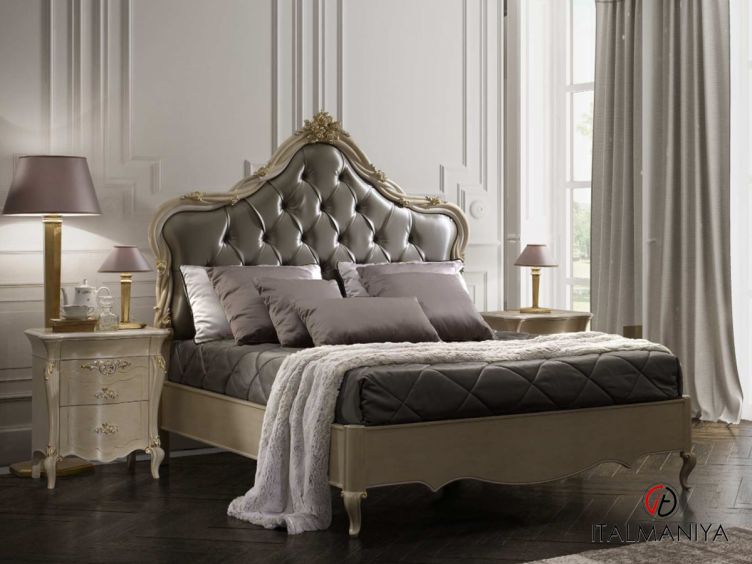 Фото 1 - Кровать Certosa фабрики Signorini & Coco из массива дерева в обивке из ткани в классическом стиле