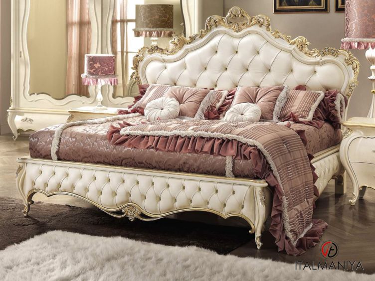 Фото 1 - Кровать Romantica фабрики Signorini & Coco из массива дерева в обивке из ткани в классическом стиле