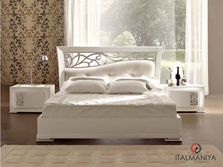 Фото 1 - Кровать Mylife фабрики Signorini & Coco из массива дерева в обивке из ткани в классическом стиле