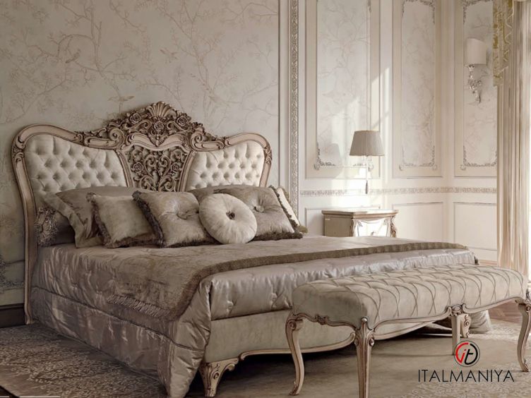Фото 1 - Кровать Opera фабрики Francesco Pasi из массива дерева в обивке из ткани в классическом стиле