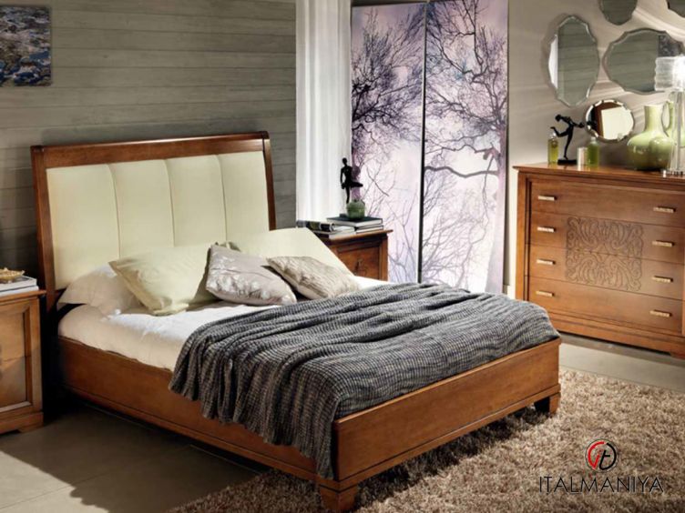 Фото 1 - Кровать Armonia фабрики Francesco Pasi из массива дерева в обивке из ткани в классическом стиле