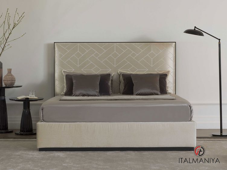 Фото 1 - Кровать Elliot bed фабрики Galimberti Nino из массива дерева в обивке из ткани в стиле арт-деко