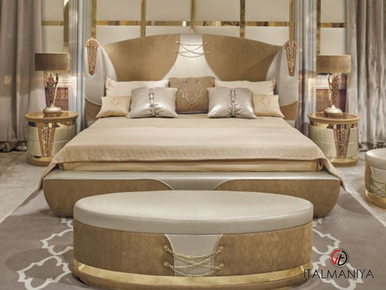 Фото 1 - Кровать Ermes фабрики Riva из массива дерева в обивке из ткани в классическом стиле