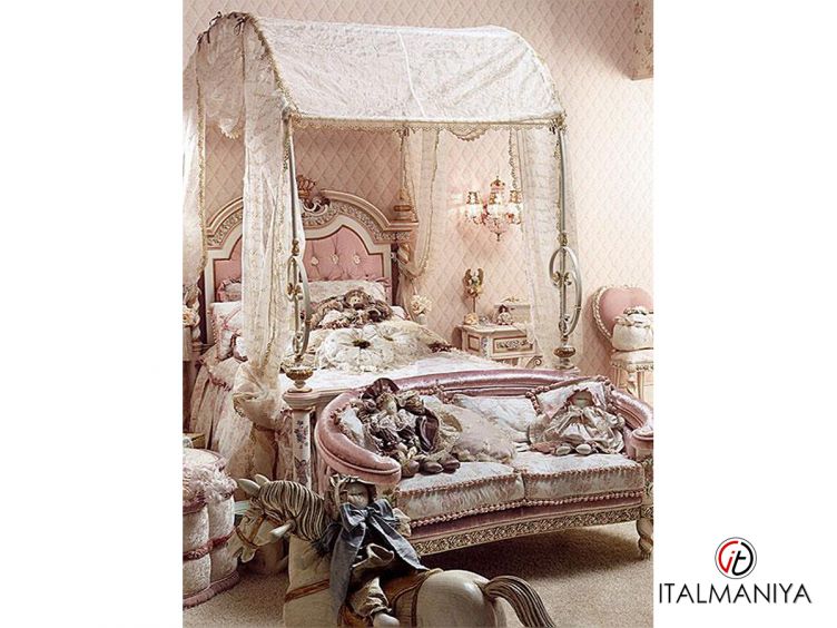 Фото 1 - Кровать Dolly фабрики Riva из массива дерева в обивке из ткани в классическом стиле