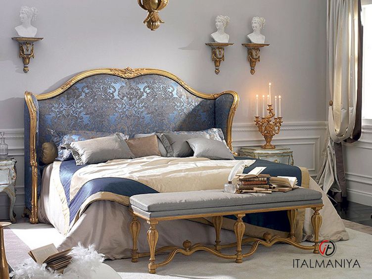 Фото 1 - Кровать Nuvole e sogni Versailles фабрики Roberto Giovannini из массива дерева в обивке из ткани в классическом стиле