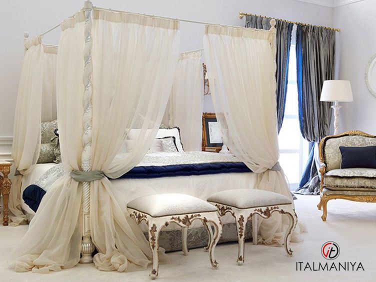 Фото 1 - Кровать Armonie Palais Royal фабрики Roberto Giovannini из массива дерева в обивке из ткани в классическом стиле