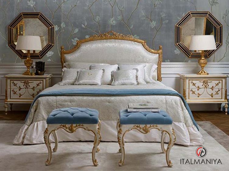 Фото 1 - Кровать Prestige фабрики Roberto Giovannini из массива дерева в обивке из ткани в классическом стиле