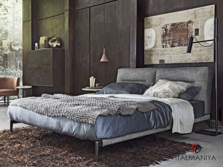 Фото 1 - Кровать Adda фабрики Flexform из металла в обивке из ткани и кожи в современном стиле