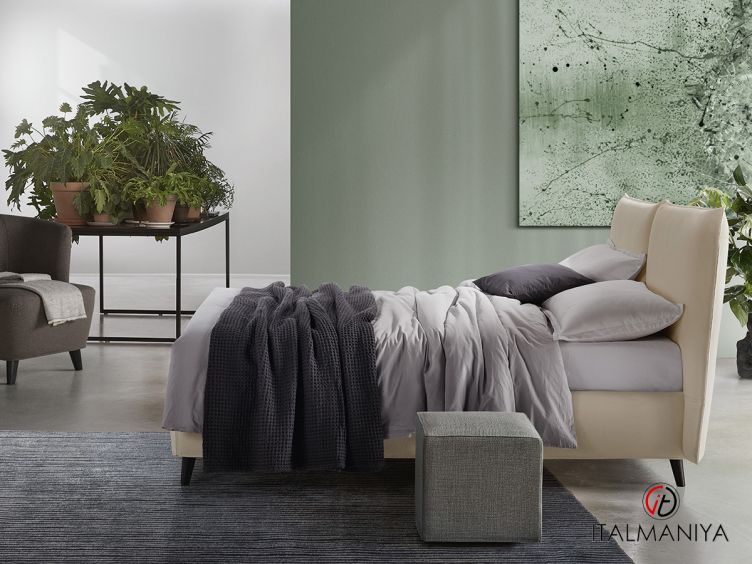 Фото 1 - Кровать Aede Standard фабрики Rosini Divani из массива дерева в обивке из ткани в современном стиле