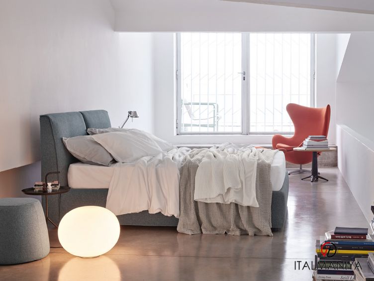 Фото 1 - Кровать Talia фабрики Rosini Divani из металла в обивке из ткани в современном стиле