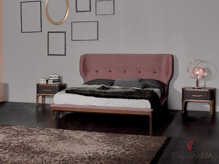 Фото 1 - Кровать Ambra фабрики Tonin Casa из массива дерева в обивке из ткани в современном стиле