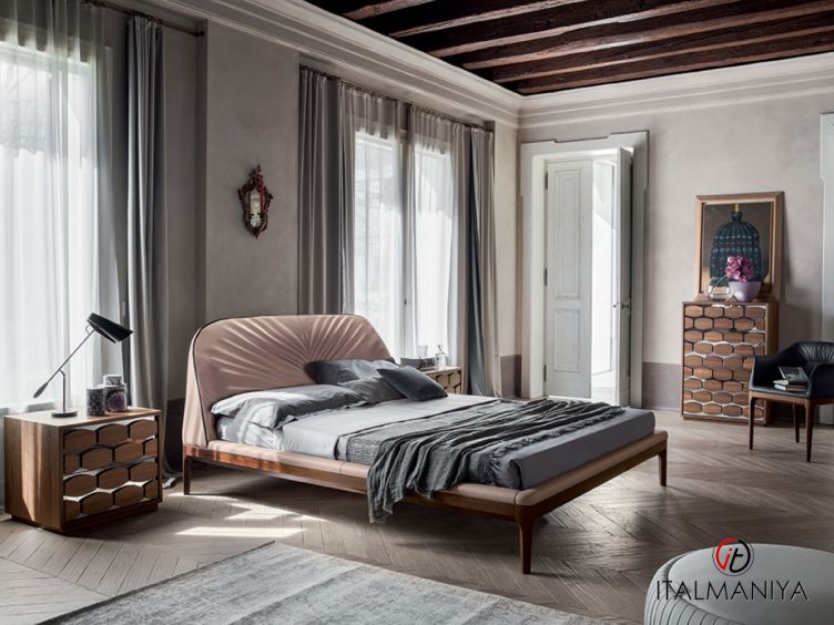 Фото 1 - Кровать Michelangelo фабрики Tonin Casa из массива дерева в обивке из ткани в современном стиле