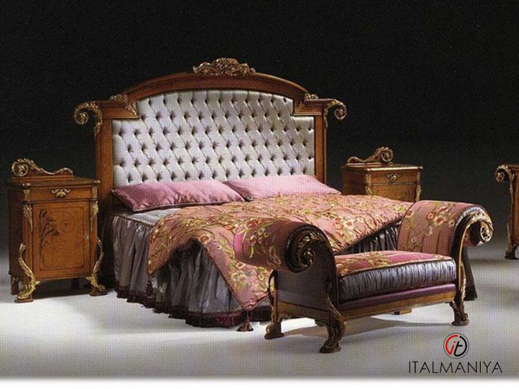 Фото 1 - Кровать Passion фабрики Citterio из массива дерева в обивке из ткани в классическом стиле