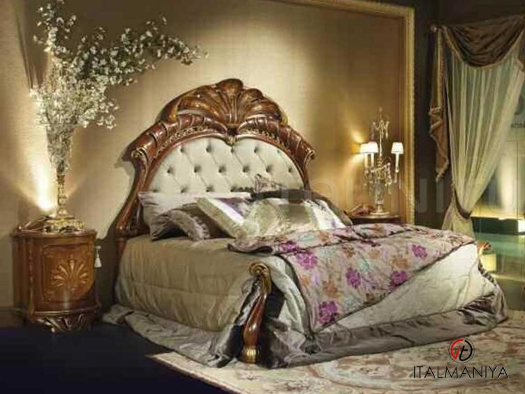 Фото 1 - Кровать Margherita фабрики Citterio из массива дерева в обивке из ткани в классическом стиле
