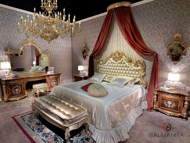Фото 1 - Кровать Noemi фабрики Carlo Asnaghi из массива дерева в обивке из ткани в классическом стиле