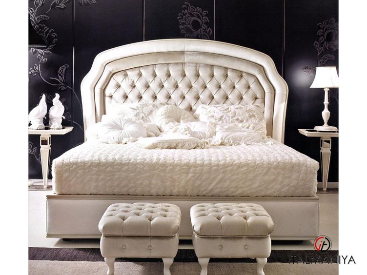 Фото 1 - Кровать Madamoiselle фабрики Giusti Portos из массива дерева в обивке из ткани в классическом стиле