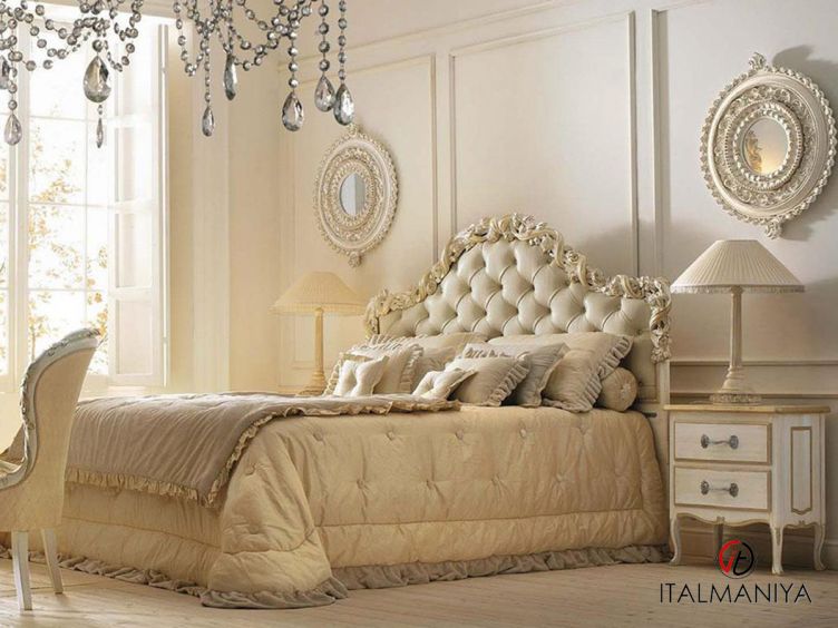 Фото 1 - Кровать 1696 фабрики Savio Firmino из массива дерева в обивке из ткани в классическом стиле