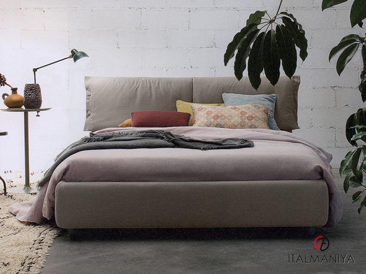 Фото 1 - Кровать Giselle фабрики Twils из массива дерева в обивке из ткани в современном стиле