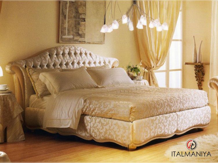 Фото 1 - Кровать Omega фабрики Zanaboni из массива дерева в обивке из ткани в классическом стиле