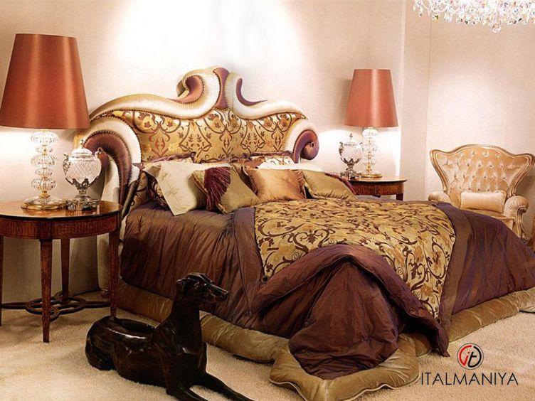 Фото 1 - Кровать Barone фабрики Zanaboni из массива дерева в обивке из ткани в классическом стиле