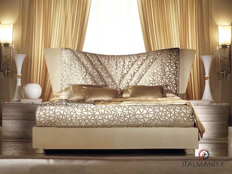 Фото 1 - Кровать Orione фабрики Zanaboni из массива дерева в обивке из ткани в современном стиле