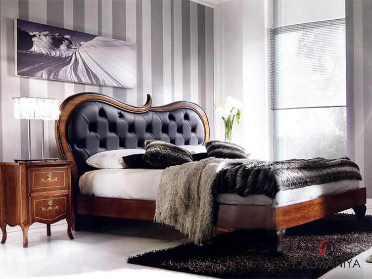 Фото 1 - Кровать 58_1 фабрики BBelle Italia из массива дерева в обивке из кожи в классическом стиле