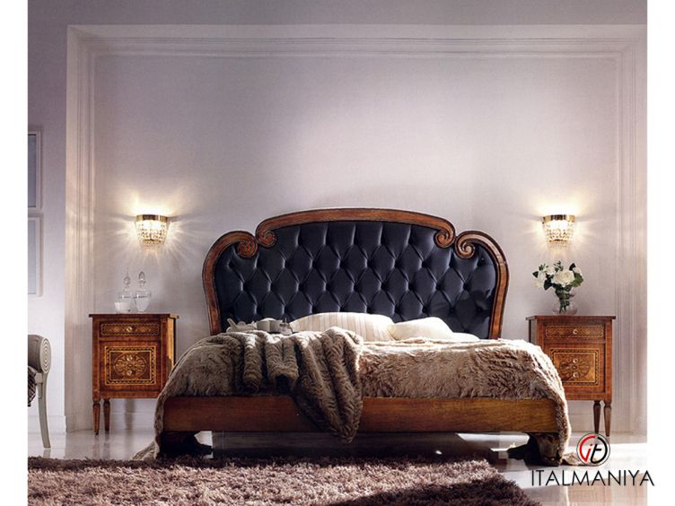 Фото 1 - Кровать 62_1 фабрики BBelle Italia из массива дерева в обивке из кожи в классическом стиле