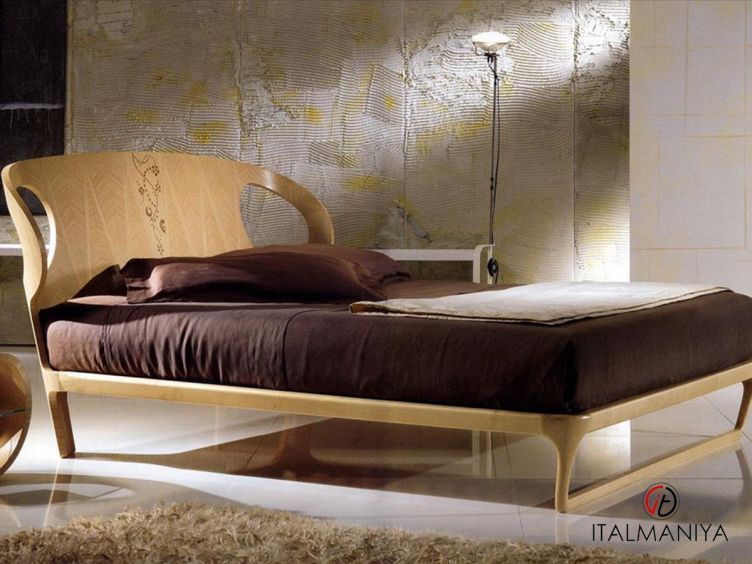 Фото 1 - Кровать Iride фабрики Carpanelli из массива дерева в классическом стиле