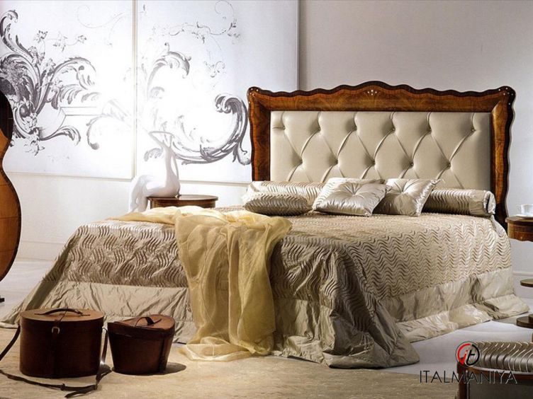 Фото 1 - Кровать Pois фабрики Carpanelli из массива дерева в обивке из ткани в классическом стиле