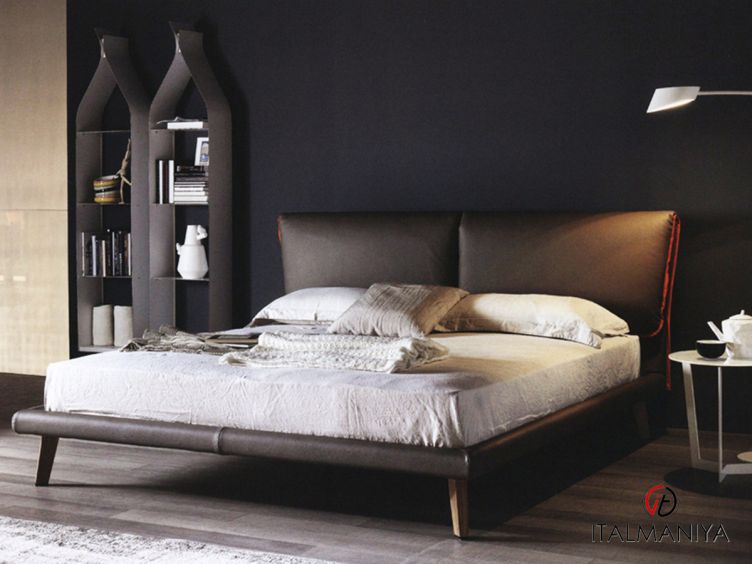 Фото 1 - Кровать Adam фабрики Cattelan Italia из массива дерева в обивке из ткани в современном стиле