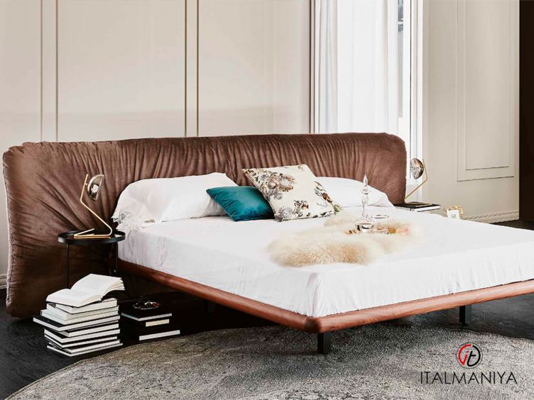 Фото 1 - Кровать Marlon фабрики Cattelan Italia из массива дерева в обивке из ткани в современном стиле