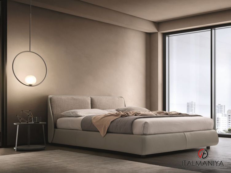 Фото 1 - Кровать Bend фабрики Ditre Italia из массива дерева в обивке из ткани в современном стиле