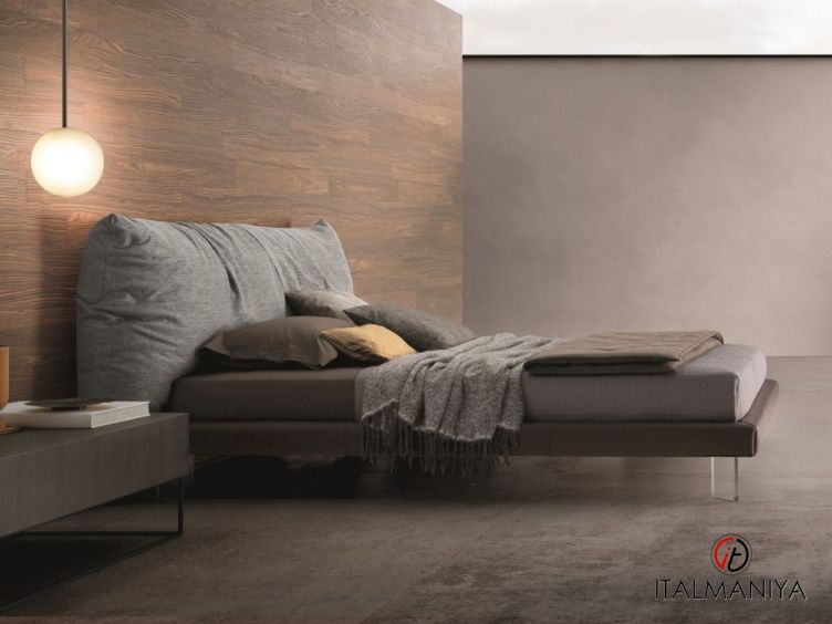 Фото 1 - Кровать Papilo фабрики Ditre Italia из массива дерева в обивке из ткани в современном стиле