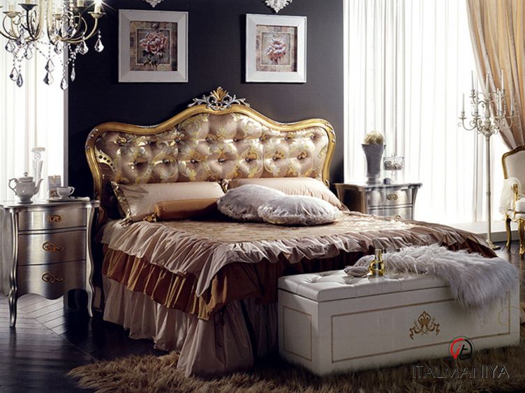 Фото 1 - Кровать Royal фабрики Formerin из массива дерева в обивке из ткани и кожи в классическом стиле
