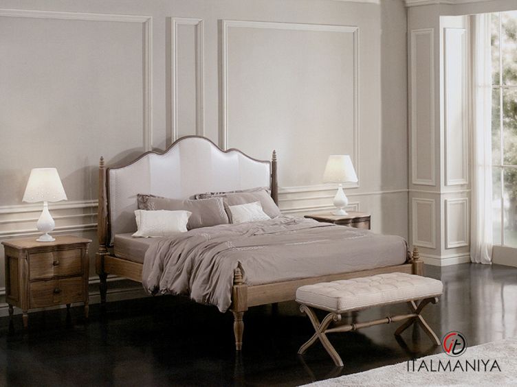 Фото 1 - Кровать Allure фабрики Gold Confort из массива дерева в обивке из ткани в классическом стиле