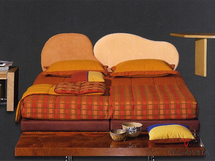 Фото 1 - Кровать Wing фабрики Il Loft из металла в обивке из ткани в современном стиле