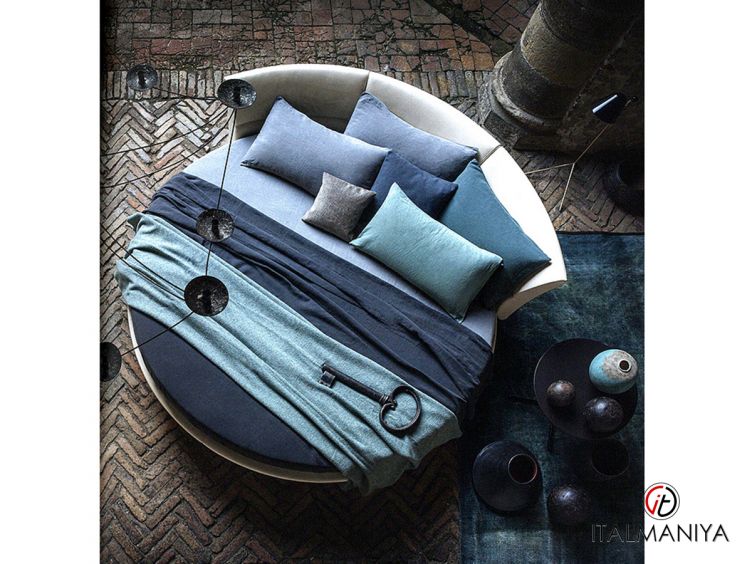 Фото 1 - Кровать Lullaby due фабрики Poltrona Frau из массива дерева в обивке из ткани в современном стиле