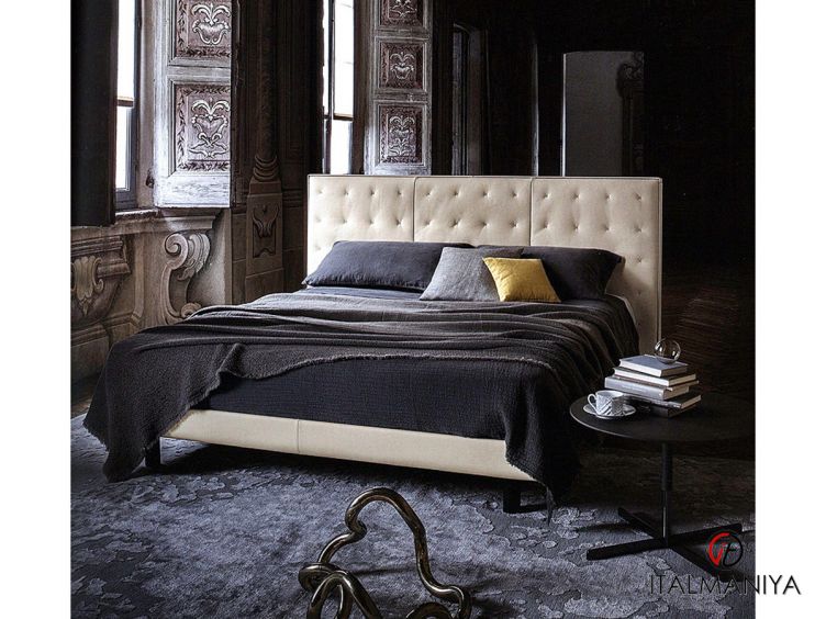 Фото 1 - Кровать Jack фабрики Poltrona Frau из металла в обивке из кожи в стиле лофт