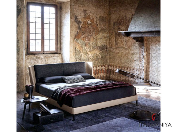 Фото 1 - Кровать Bretagne фабрики Poltrona Frau из массива дерева в обивке из ткани и кожи в современном стиле