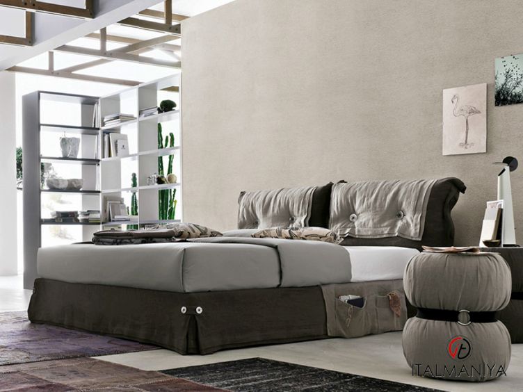 Фото 1 - Кровать Amami фабрики Tomasella из МДФ в обивке из ткани в современном стиле