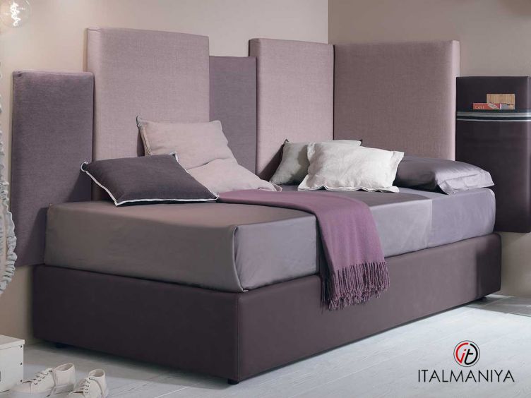 Фото 1 - Кровать Corner sommier фабрики Tomasella из массива дерева в обивке из ткани в современном стиле