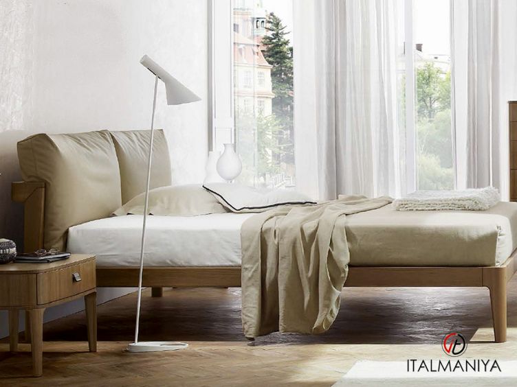 Фото 1 - Кровать Milano фабрики Zanette из массива дерева в обивке из кожи в современном стиле