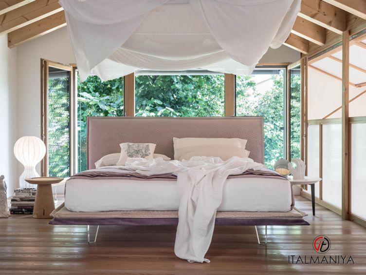 Фото 1 - Кровать Kristal фабрики Rigosalotti из массива дерева в обивке из ткани в современном стиле